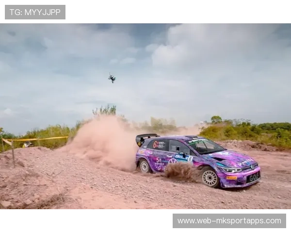 拉力赛新赛段条件复杂，车手提前进行路线熟悉